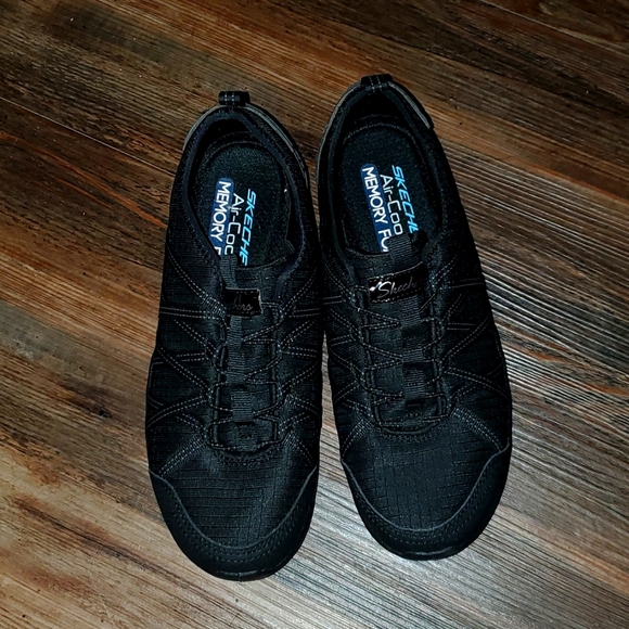 sketchers black tennis shoes